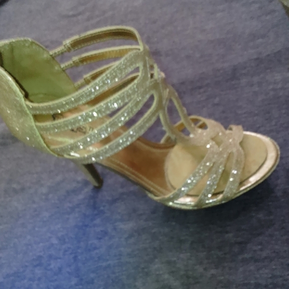 Elegant Tan Strappy Women's Heels There Is A Small Spot frin Storage. - Picture 4 of 9